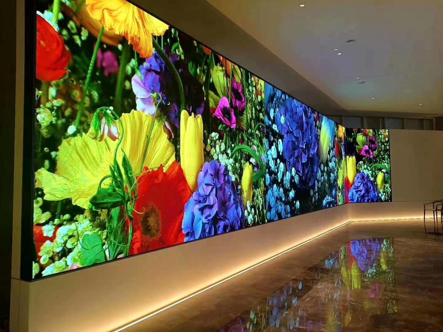 How does the P2 high-definition small-pitch LED display work?