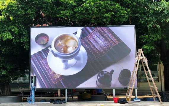 P4 Outdoor LED display plays advertisements