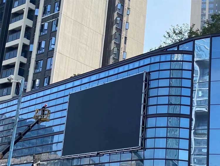 Workers Are Building An Outdoor Waterproof LED Display